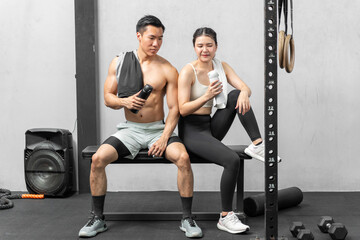 Fototapeta na wymiar Asian men and women Have a strong body, good health, love to exercise.