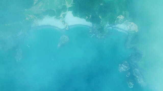 雲から現れる奄美大島の海のドローン俯瞰映像。4Kビデオ。空撮映像。ブルーオーシャン。