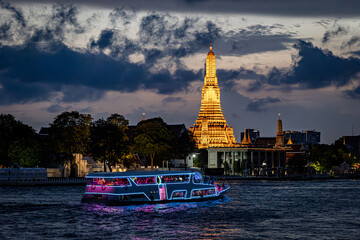 Fototapeta na wymiar Sunset at Temple of Dawn (Bangkok) Thailand, Located by the Chao Phraya River