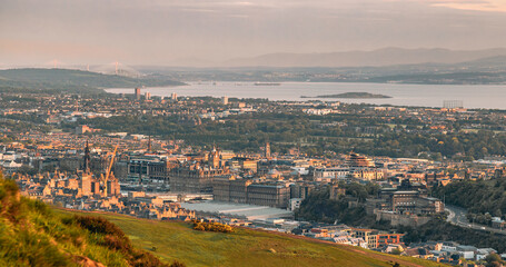 Obraz premium The sunrise view of the Edinburgh city from the Arthur's seat in the Holyrood Park