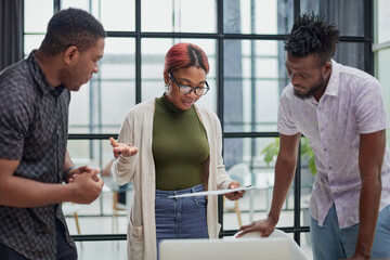 Obraz premium young african american business people in a modern office.
