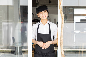 笑顔で接客をする女性カフェ店員06