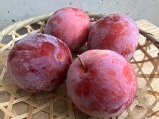 カゴに入ったフレッシュな太陽プラム