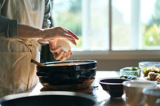 おにぎりを握る女性の手元