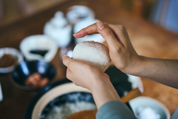 おにぎりを握る女性の手元