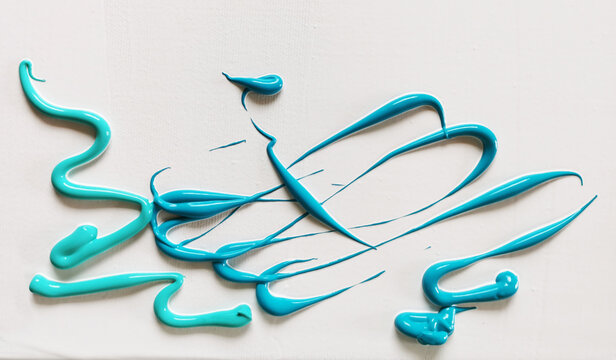 Niebieska i turkusowa farba wyciśnięta z tubki, zygzaki, maziaje