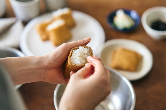 おいなりさんを作る女性の手元