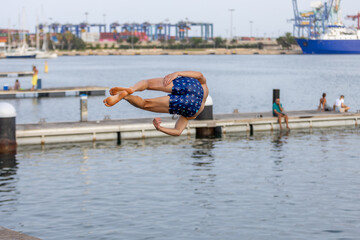 Acróbata haciendo exhibición de saltos en el puerto de Valencia 