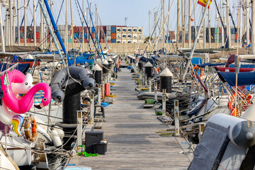 Barcos atracados en el puerto deportivo de valencia - obrazy, fototapety, plakaty