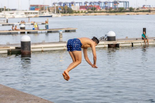 Acr&oacute;bata haciendo exhibici&oacute;n de saltos en el puerto de Valencia 