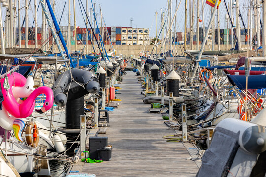 Barcos atracados en el puerto deportivo de valencia