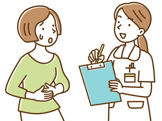 病院で女性患者に問診をする若い女性看護師