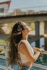 Chica joven mujer tomando el sol de cara tranquilidad y sensacion. Calor de verano sonriendo.