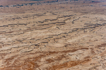 desierto de israel con vestigios de ruinas y marcas de agua