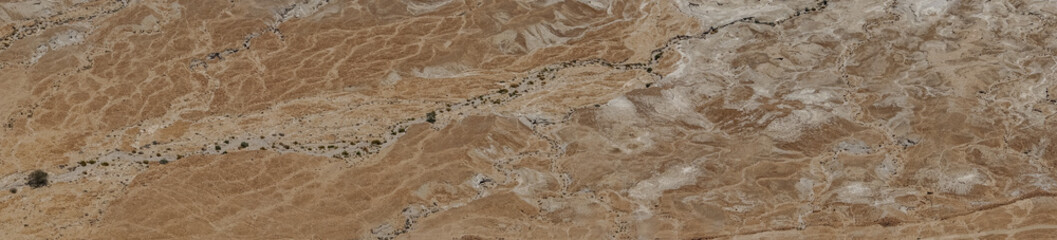 desierto de israel con vestigios de ruinas y marcas de agua