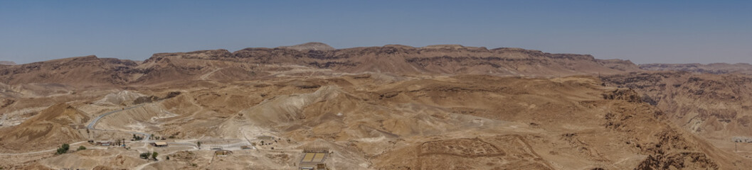 Fototapeta na wymiar desierto de israel con vestigios de ruinas y marcas de agua