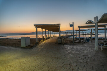 Fototapeta na wymiar amanecer en el mar muerto, israel
