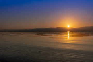 Fototapeta na wymiar amanecer en el mar muerto, Israel