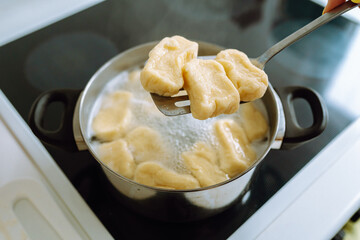 Boil lazy dumplings in boiling water