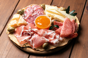 Tagliere con affettati misti, salumi e formaggi italiani 