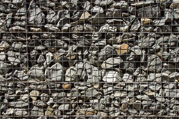 Piedras y rocas encofrados en una rejilla metálica. 
