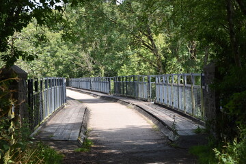 Fototapeta na wymiar the bridge that goes over the river Torridge on the tarka trail cycle route near Torrington station 