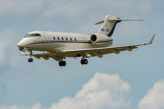 HB-JGQ Bombardier Challenger 300 jet in Zurich in Switzerland 13.7.2023