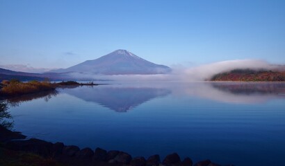 Fototapeta na wymiar 秋の山中湖より望む富士山