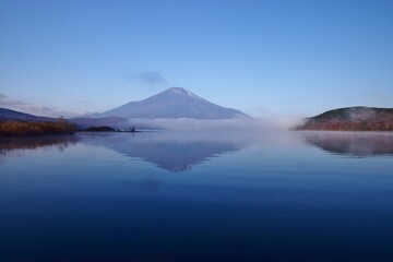 秋の山中湖より望む富士山