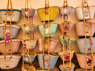 puesto de cestas de mimbre 