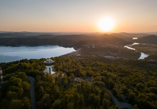 Zapora w Solinie i Gondolowa Kolej Linowa Polskich Kolei Linowych w Solinie w Bieszczadach