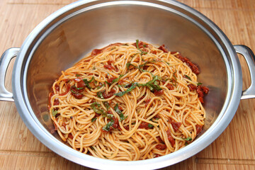 Frische Spaghetti mit Tomaten und Basilikum