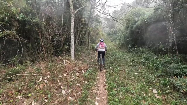 Serra do Japi Mountain Biking: Adrenaline and Stunning Views. Fluid Footage - GoPro - 4k - Helmet view (POV)