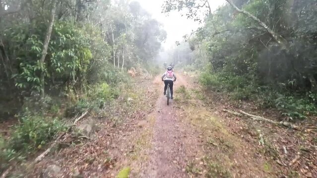 Serra do Japi Mountain Biking: Adrenaline and Stunning Views. Fluid Footage - GoPro - 4k - Helmet view (POV)