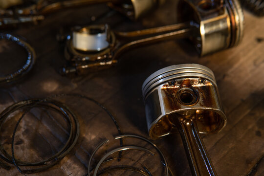 piston y biela sobre la mesa, motor desarmado, reparando un motor