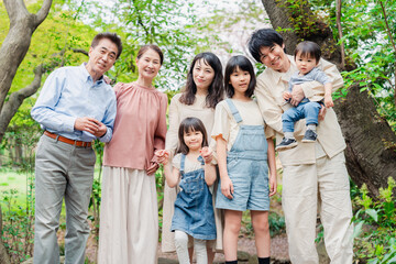 笑顔の3世代家族集合写真