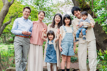 笑顔の3世代家族集合写真