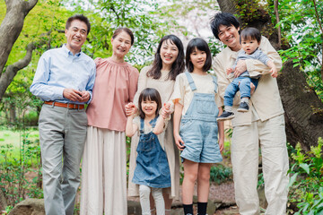 笑顔の3世代家族集合写真