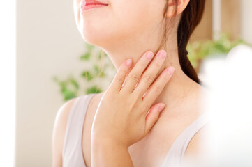首の周りをケアする若い女性