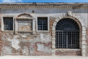 Fototapeta na wymiar Hisorische Fassade mit Rundbogen und Backstein
