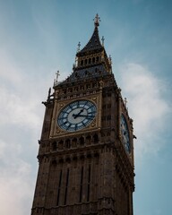 Fototapeta na wymiar Antique Big Ben clock tower against a cloudy blue sky
