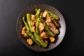 鶏肉とニンニクとししとうのバター醤油炒め