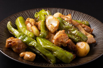 鶏肉とニンニクとししとうのバター醤油炒め