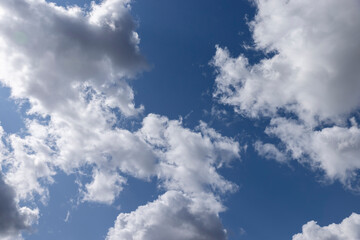 Obraz premium clouds in the blue sky in cloudy windy weather