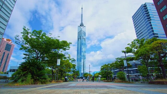 [Time Lapse] People and cars come and go with flowing clouds and towering Fukuoka Tower