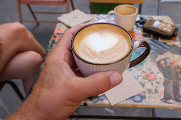 Im Urlaub Cappuccino genießen.
