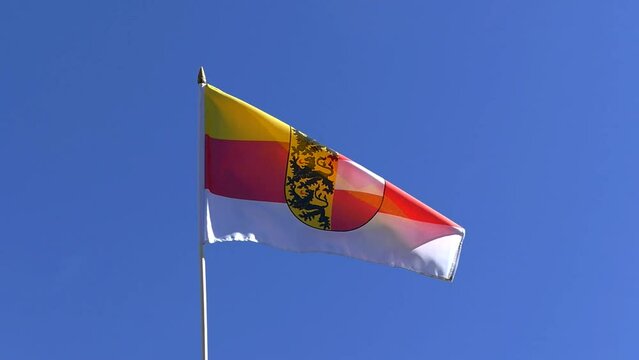 K&auml;rnten Flagge weht im Wind, blauer Himmel im Hintergrund
