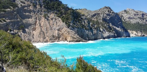 Fototapeta na wymiar oastal Splendor: Rocky Cliffs and the Mesmerizing Midterrain Sea of Mallorca
