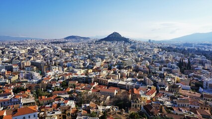 Fototapeta premium La ciudad de Atenas, vista desde arriba de una montaña.