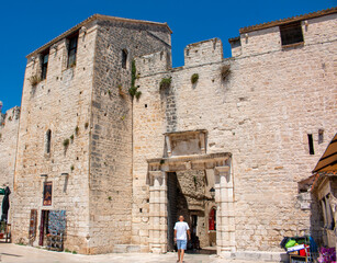 Fototapeta na wymiar city wall and South Gate (Južna gradska vrata) Trogir in the state of Split-Dalmatien Croatia